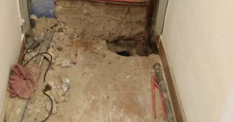 Inkább a csempe menjen, mint hogy az ólomcső maradjon!