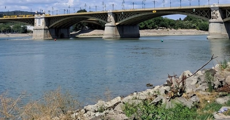 Hullámzó fogyasztás, apadó Duna