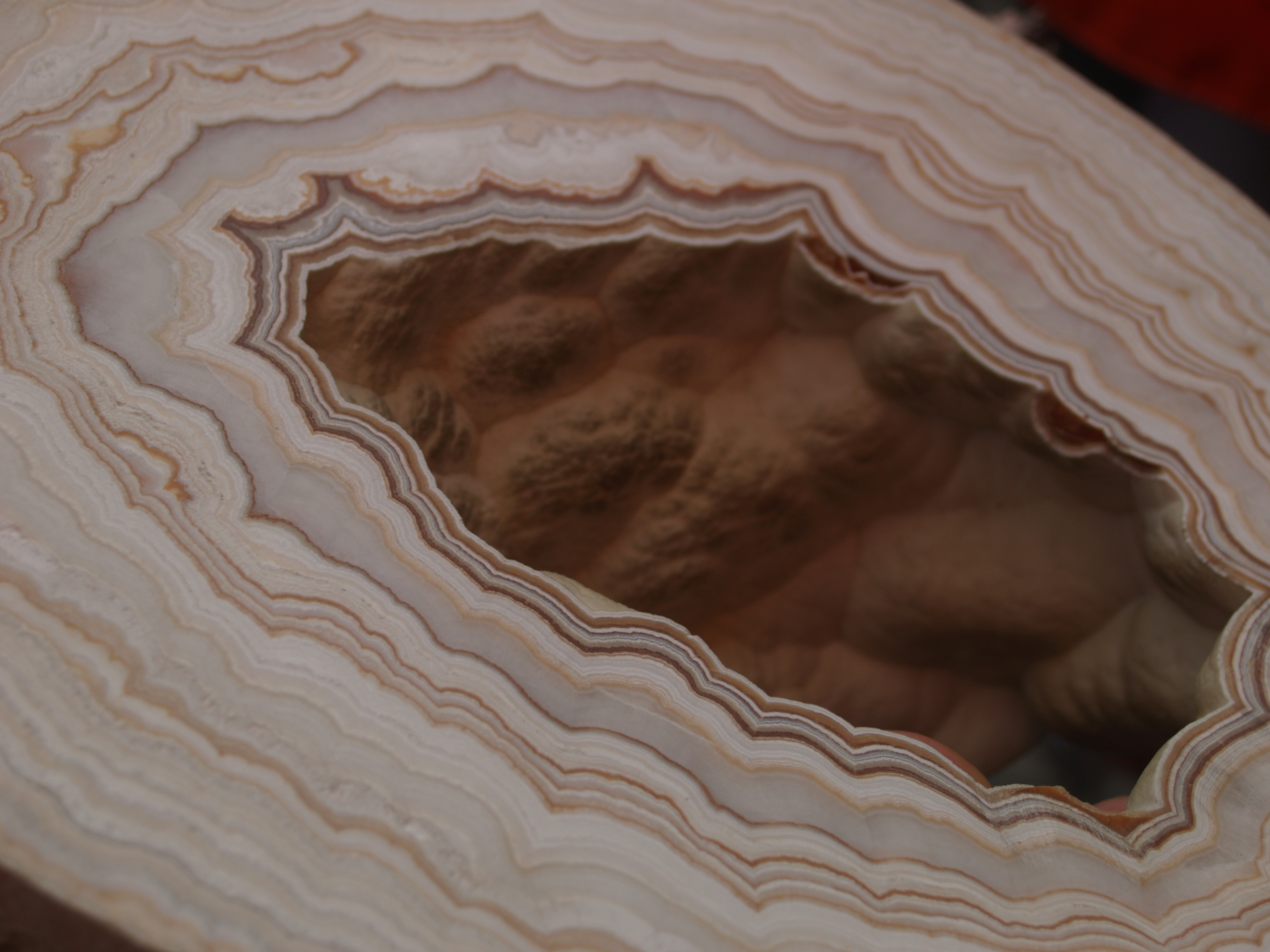 A termelőcső belsejében kiválik a vízkő