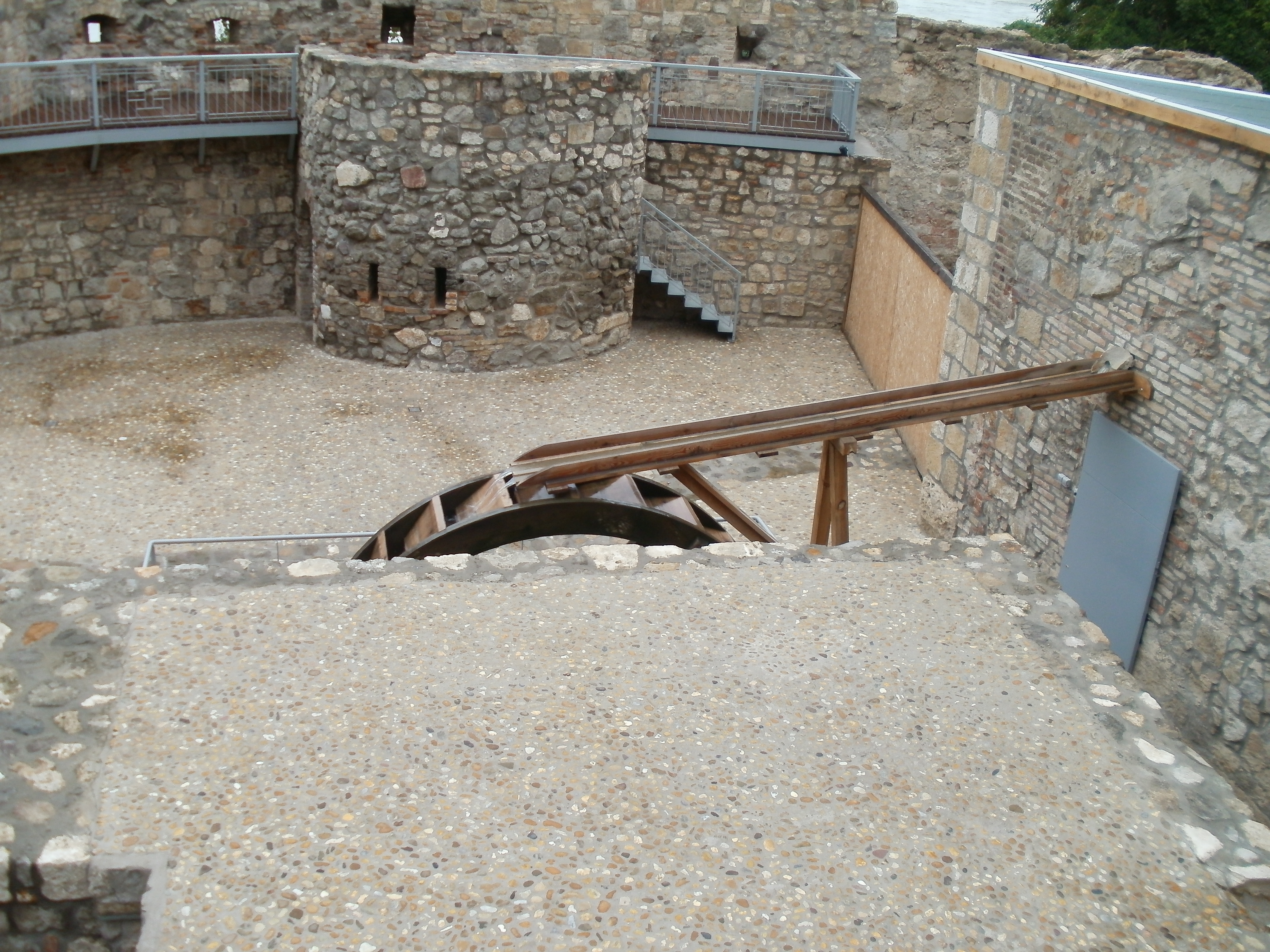 Rekonstruált vízemelő szerkezet Özicseli Hadzsi Ibrahim dzámijának udvarán