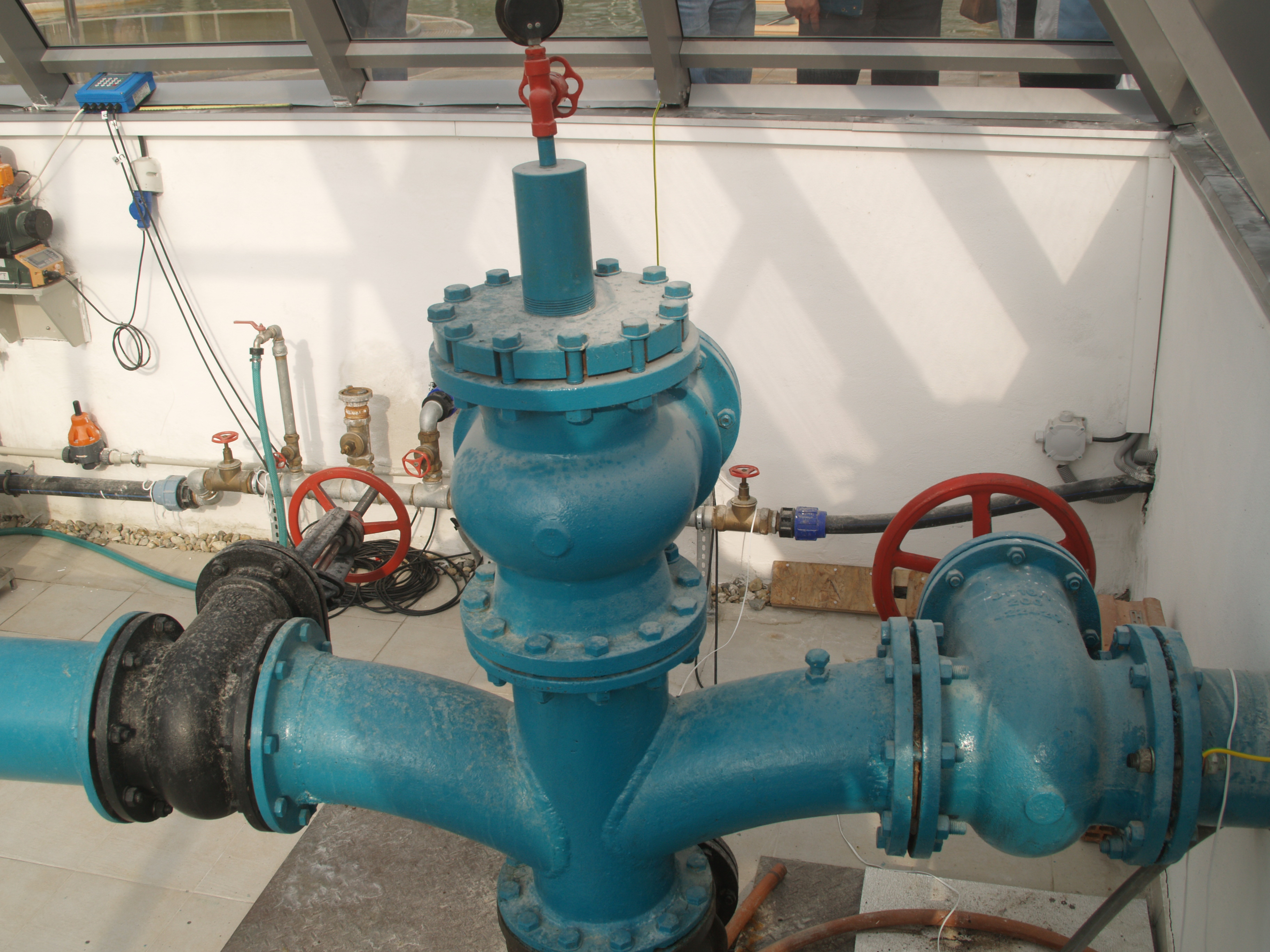 A Podhájska-1 jelű termelőkutat üvegfal védi a sétáló fürdőzőktől