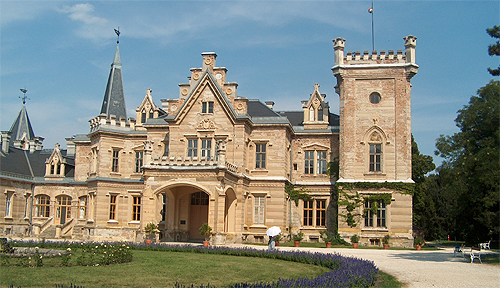 2. kép: A nádasdladányi Nádasdy-kastély saroktornya is vas vízmedencét rejt. Fotó: Patay-Horváth András