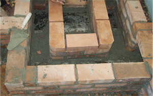 1. ábra Az alsó, U alakú összekötő csatorna kialakítása. Jobb oldalon látható az aszimmetrikus elrendezésű kémény-bevezetés.