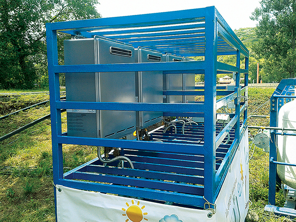 A készülékek összehangolt működtetésére a legegyszerűbb megoldást választottuk, négy berendezésből háromba nyomásvezérelt szelepeket építettünk a hidegvíz-bemeneti csonkon, amelyek a szükséges teljesítmény függvényében nyitották vagy zárták az adott készüléket.